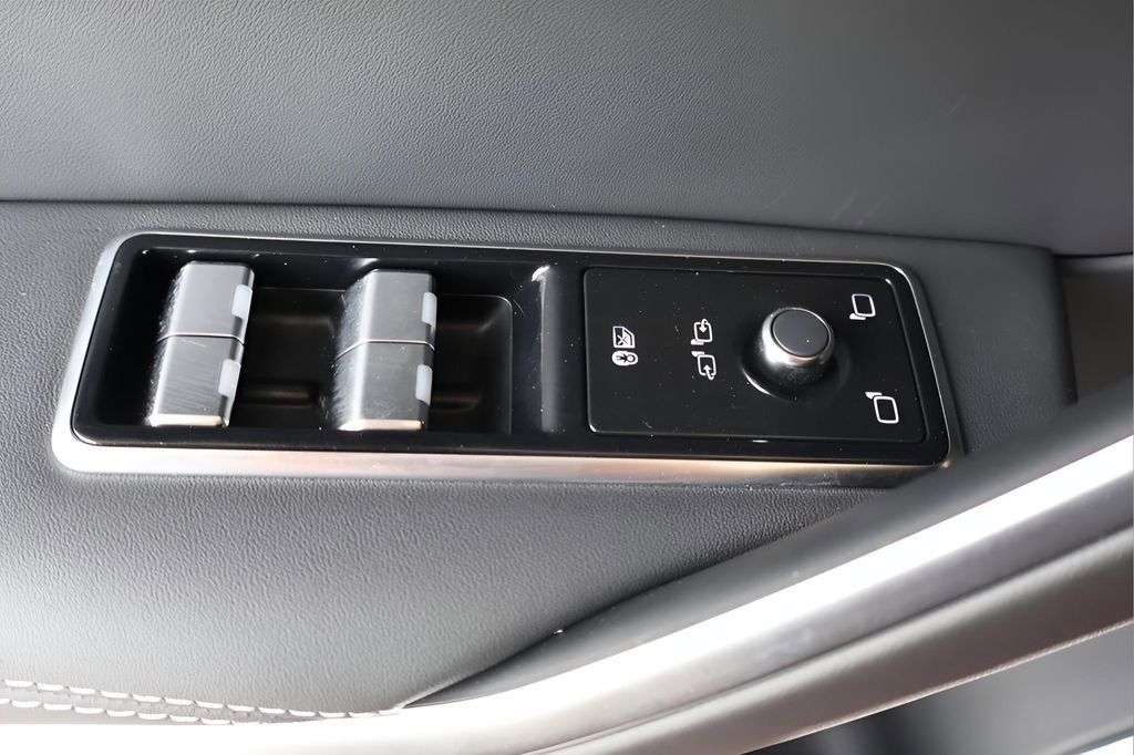 Used 2026 Jaguar F-PACE R-Dynamic S image 11