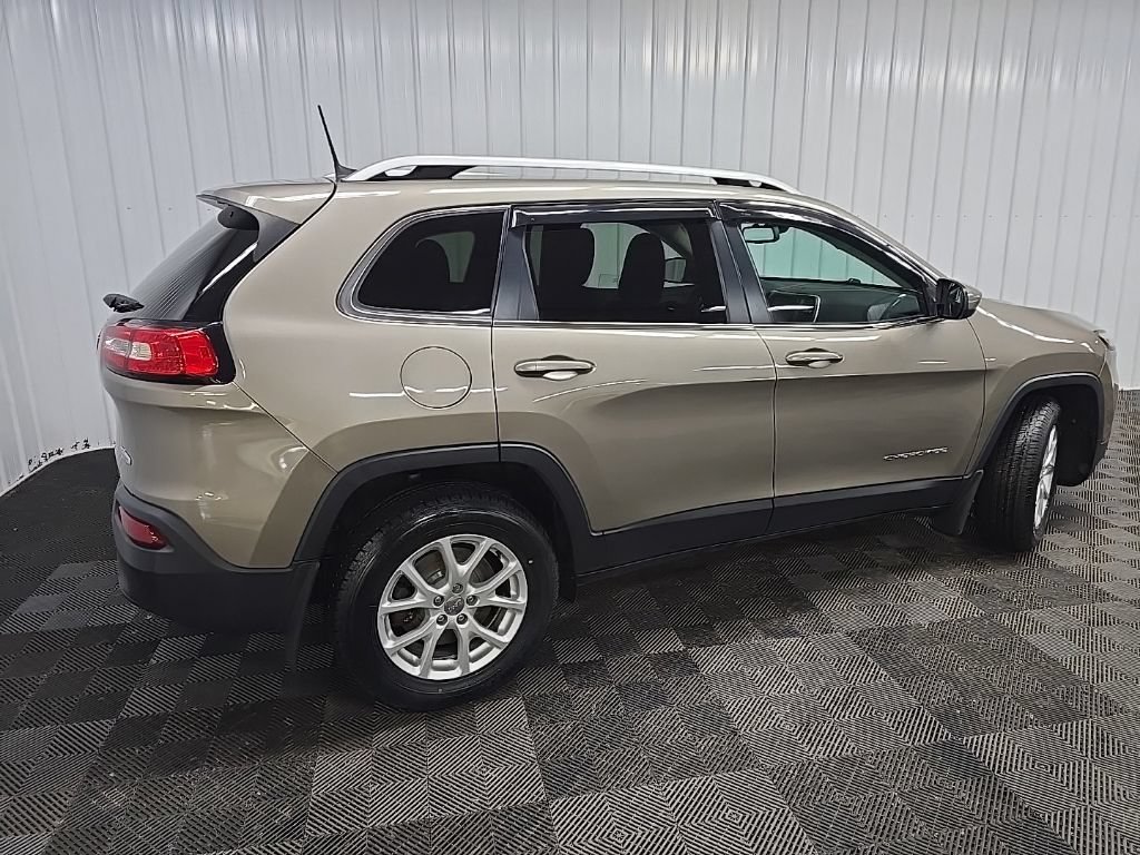 Used 2016 Jeep Cherokee Latitude w/ Cold Weather Group AWD/4WD image 3