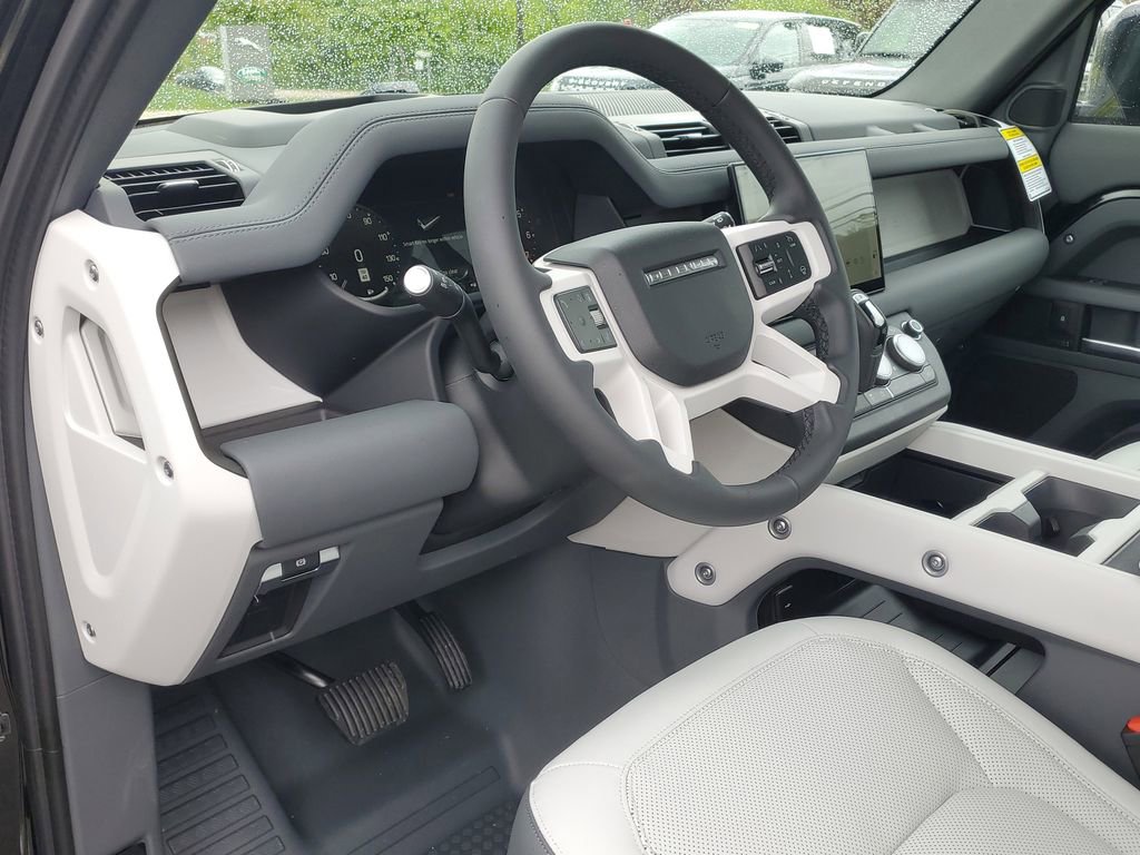 Used 2025 Land Rover Defender 130 X-Dynamic SE image 8