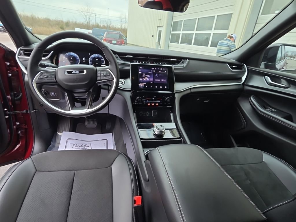 Used 2025 Jeep Grand Cherokee Altitude AWD/4WD image 13