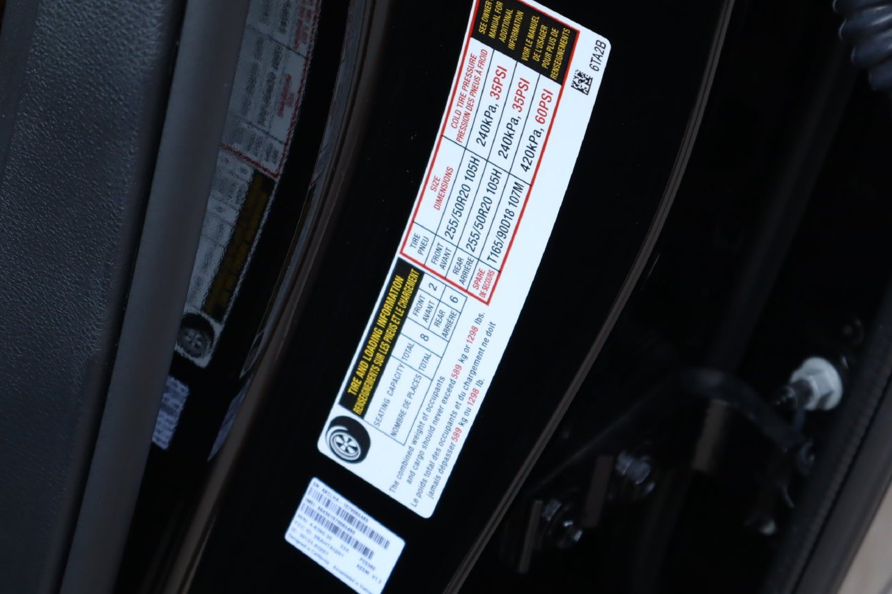 Used 2025 Nissan Pathfinder Platinum w/ Black Appearance Package FWD image 34