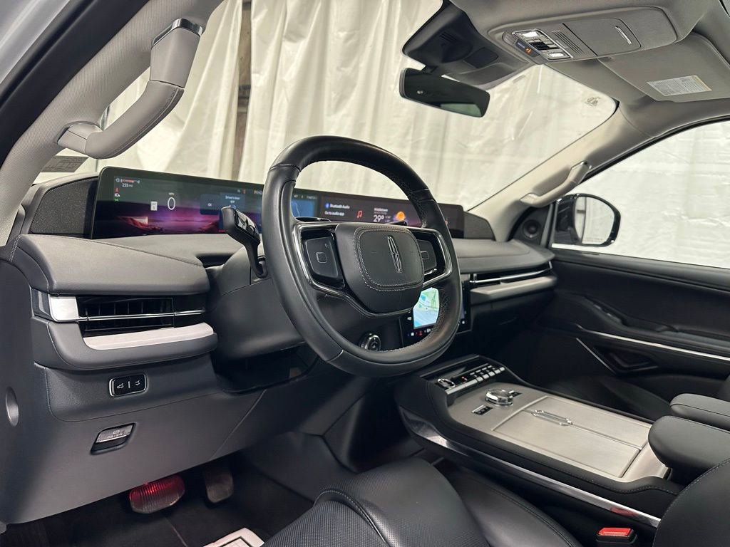 Used 2025 Lincoln Navigator Reserve image 15