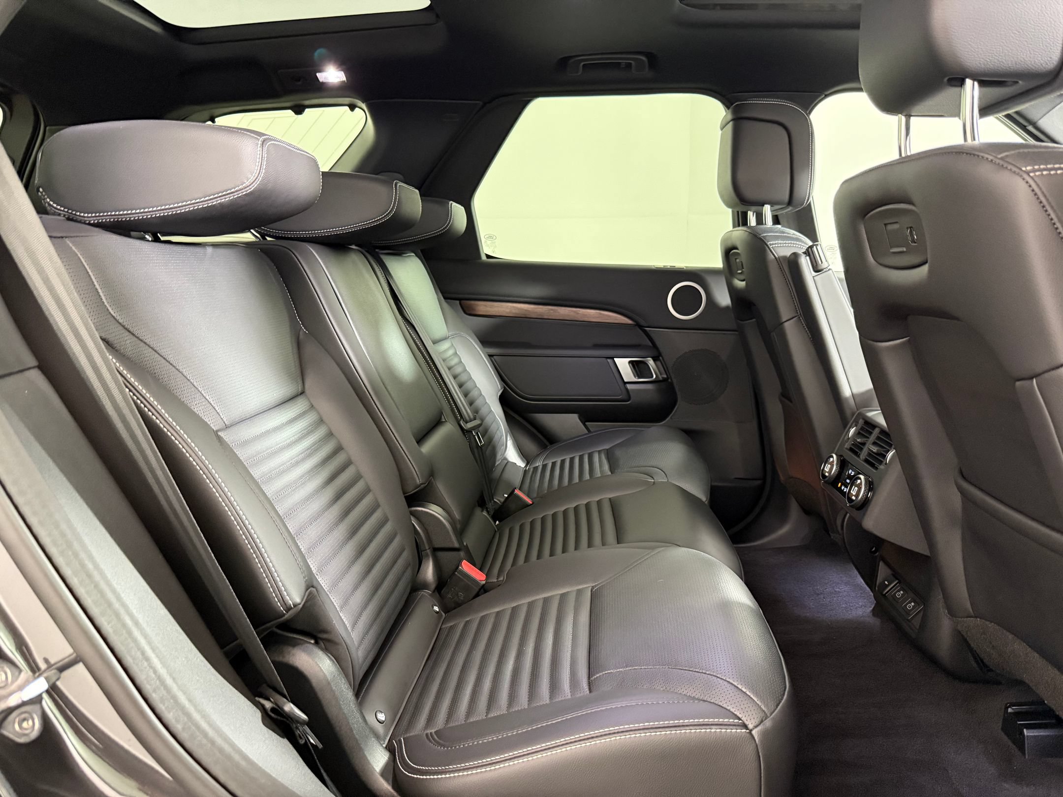 Used 2025 Land Rover Discovery S AWD/4WD image 27