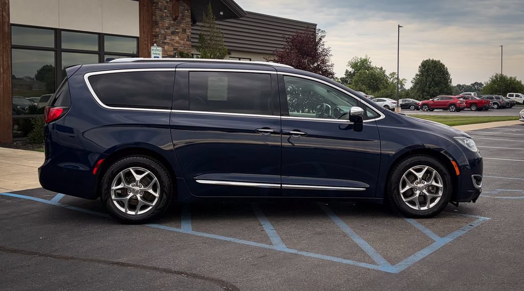 Used 2019 Chrysler Pacifica Limited w/ Advanced Safetytec Group FWD image 25