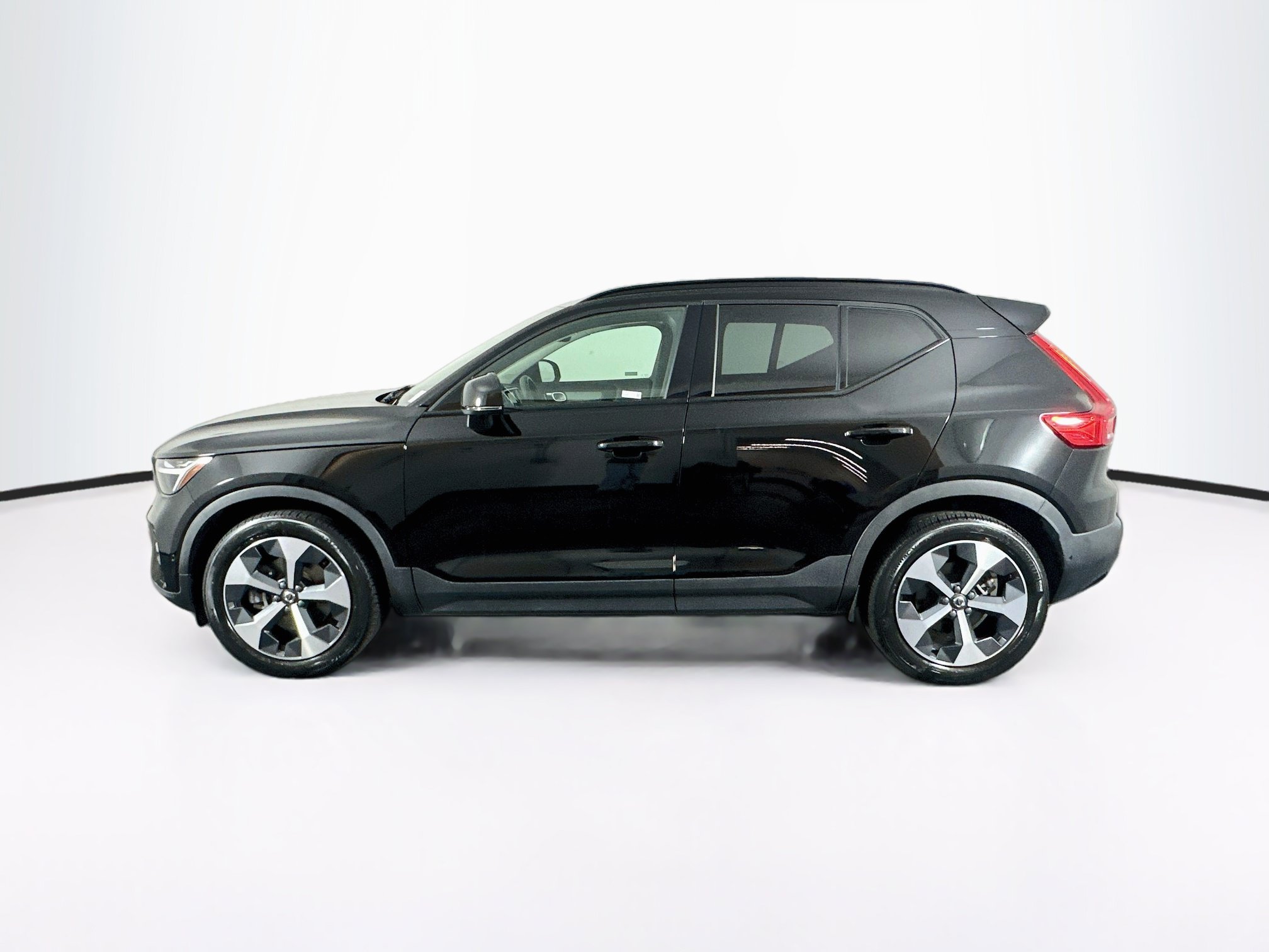 Used 2023 Volvo XC40 B4 Ultimate FWD image 4