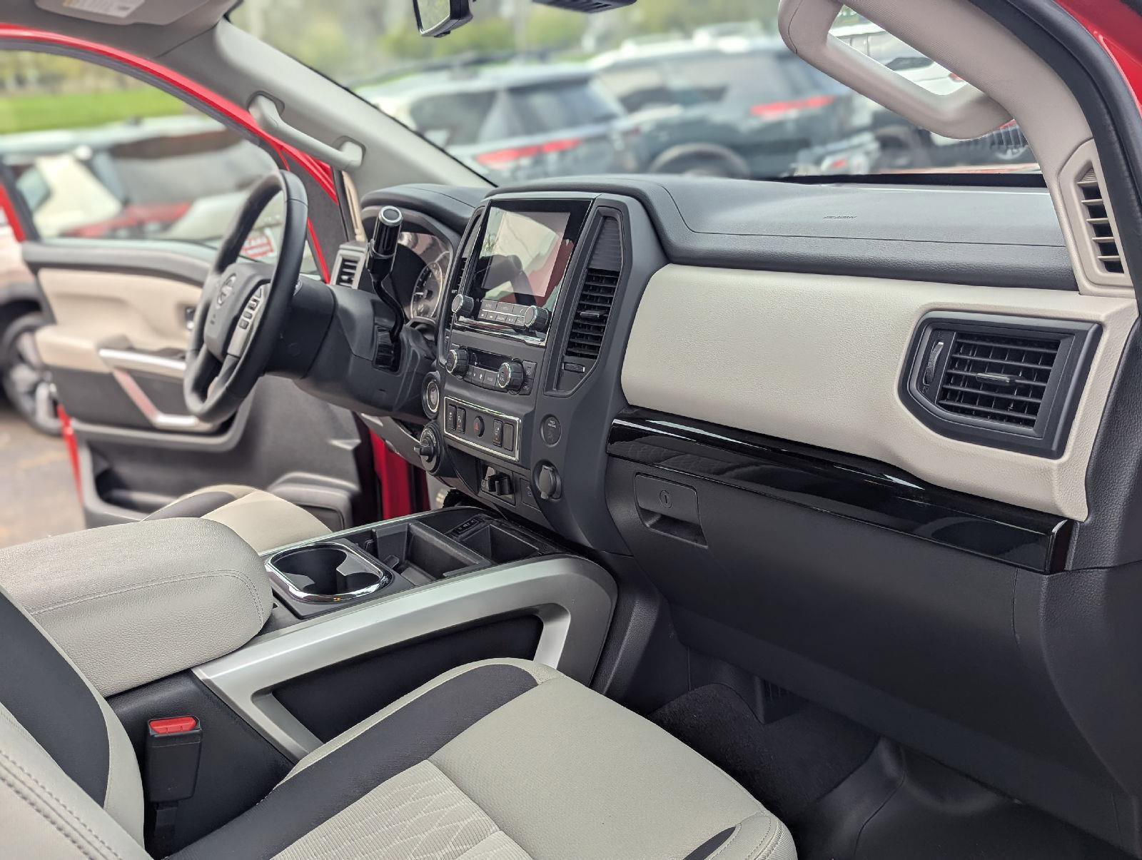 Used 2024 Nissan Titan SV w/ SV Utility Package image 17