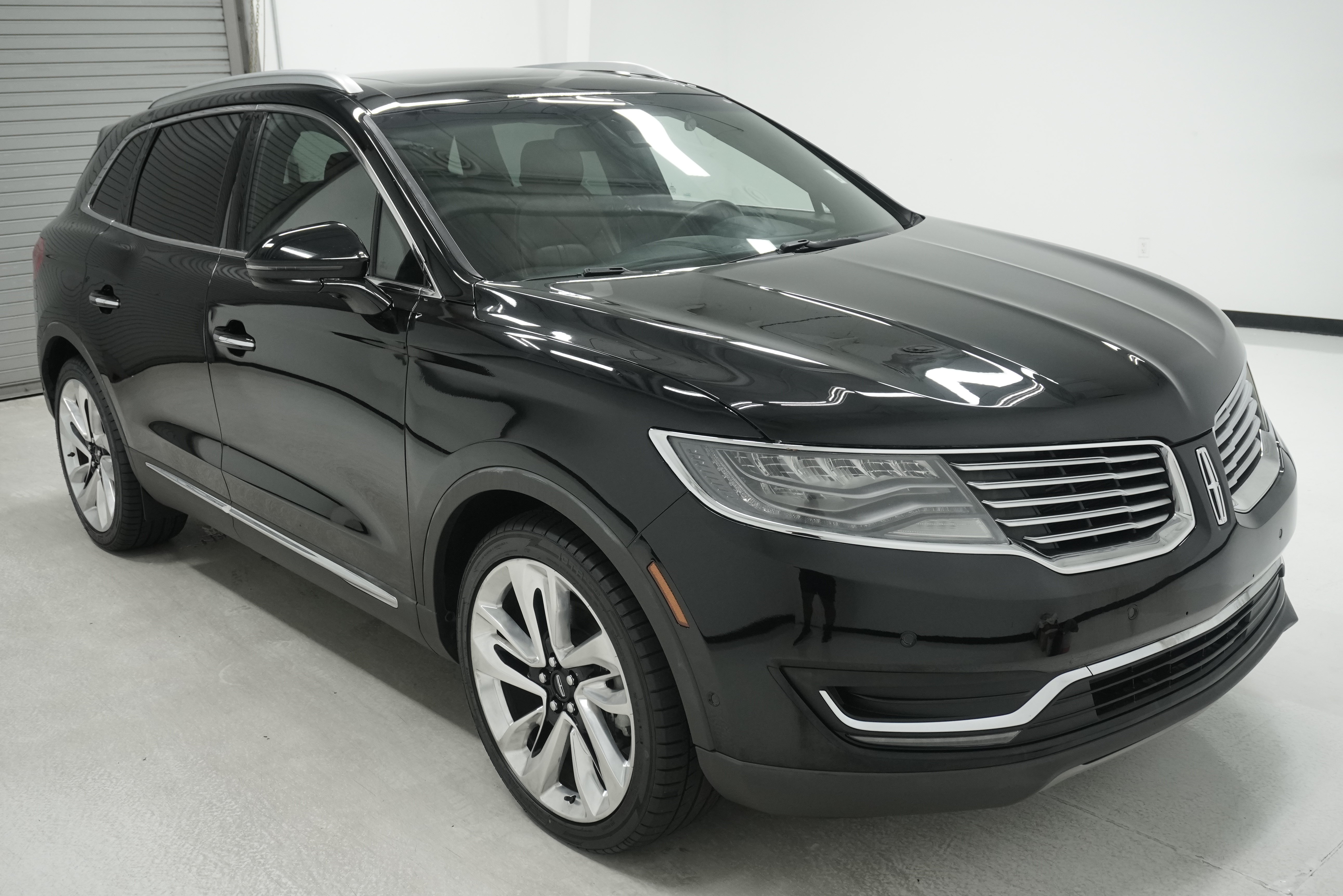 Used 2016 Lincoln MKX Reserve w/ Luxury Package FWD image 3