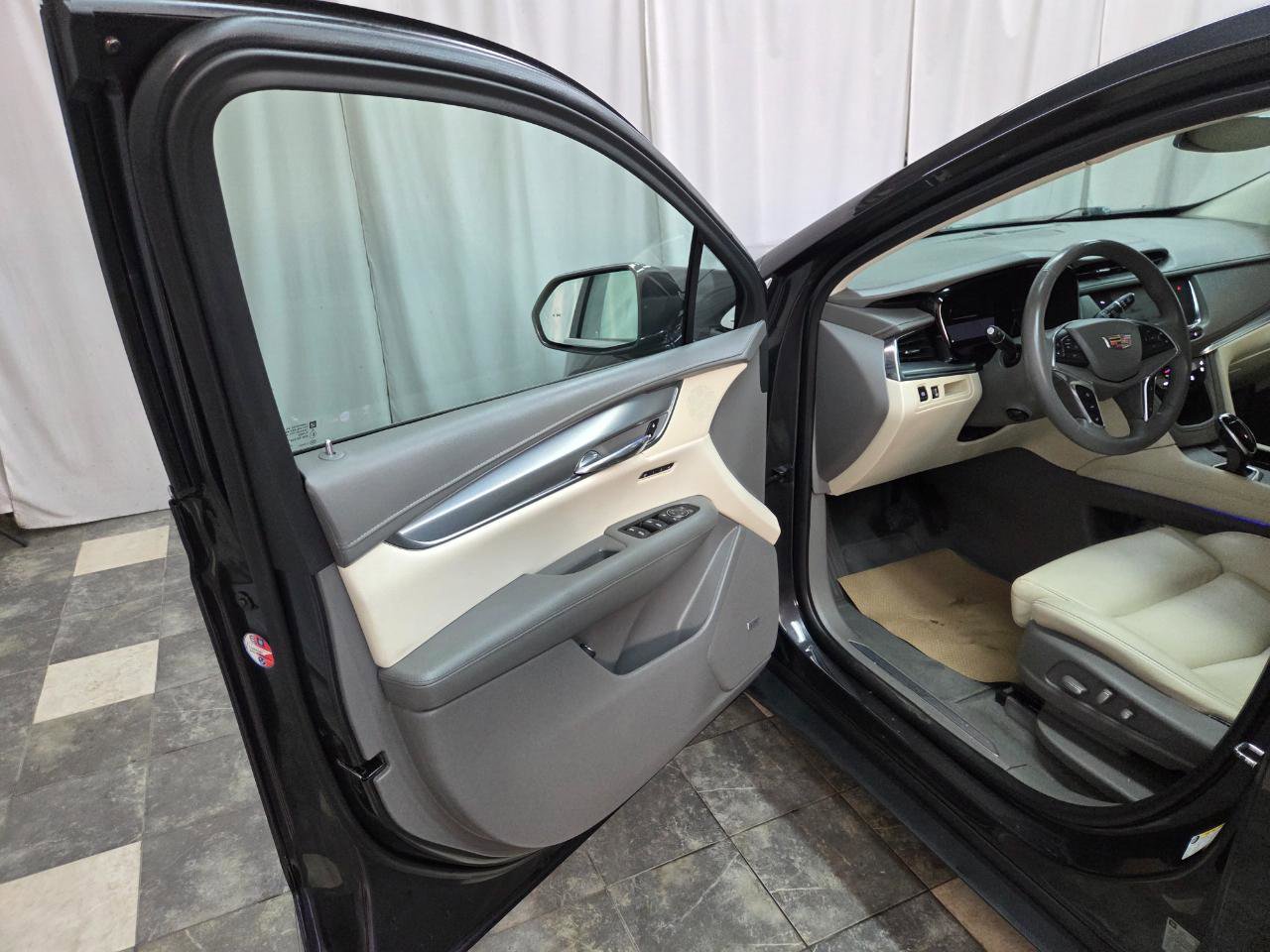 Used 2017 Cadillac XT5 Premium Luxury w/ Advanced Security Package image 11