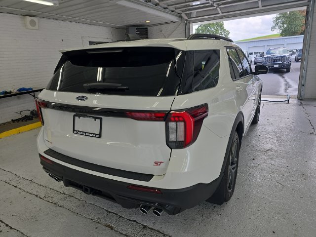 Used 2025 Ford Explorer ST AWD/4WD image 5