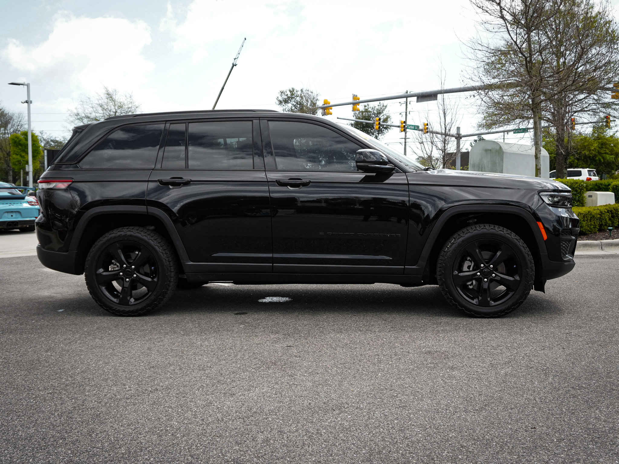 Used 2023 Jeep Grand Cherokee Altitude image 11