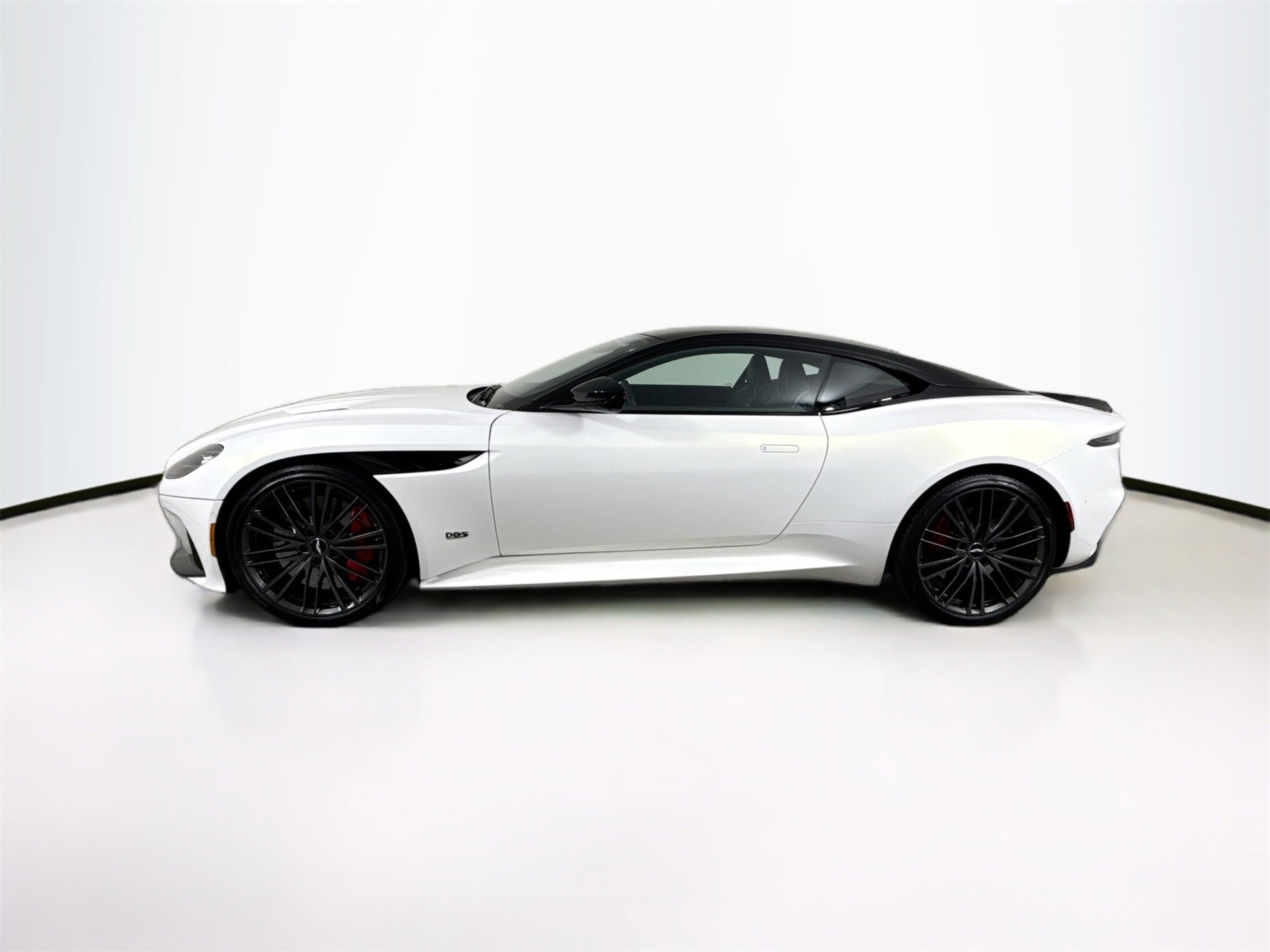 Used 2023 Aston Martin DBS Coupe image 4