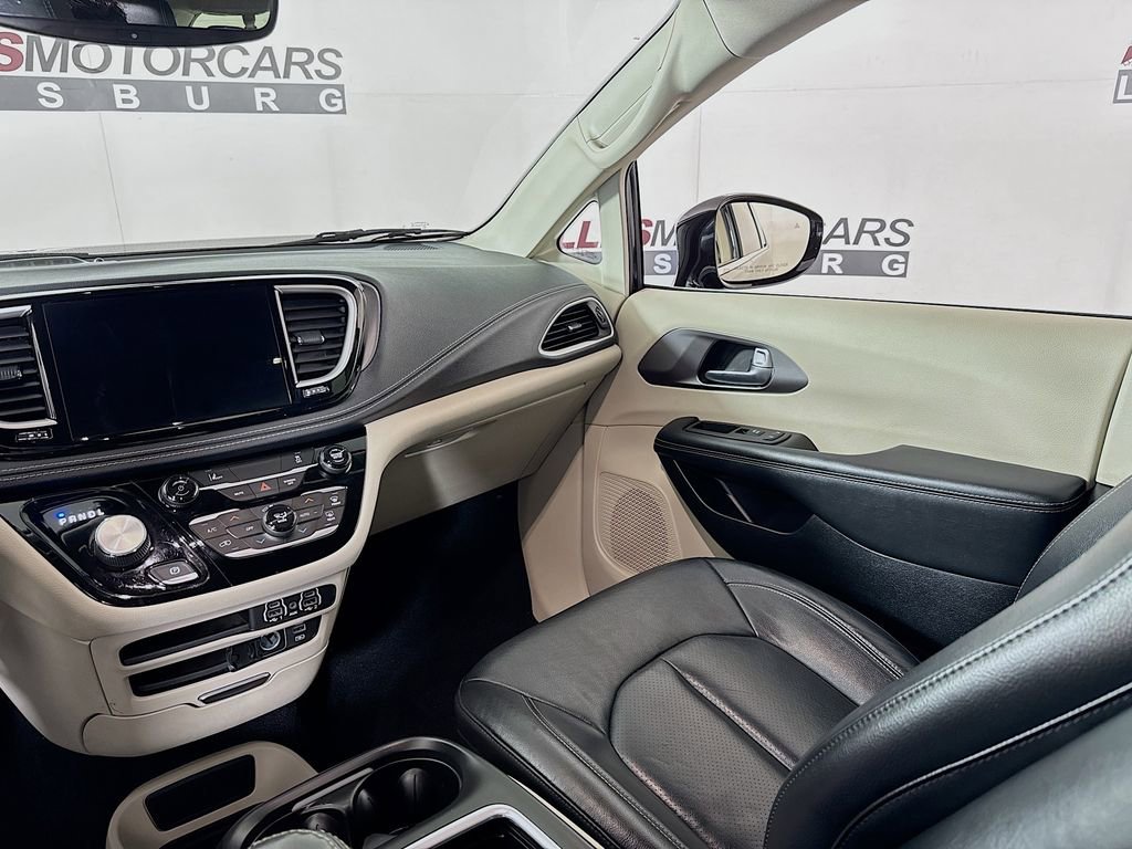 Used 2022 Chrysler Pacifica Touring-L FWD image 23