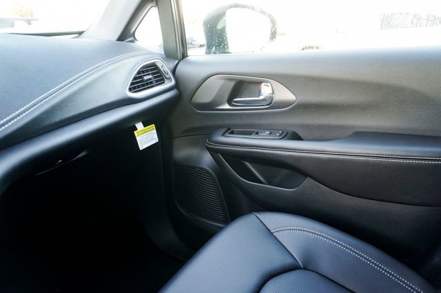 New 2026 Chrysler Pacifica Select image 27