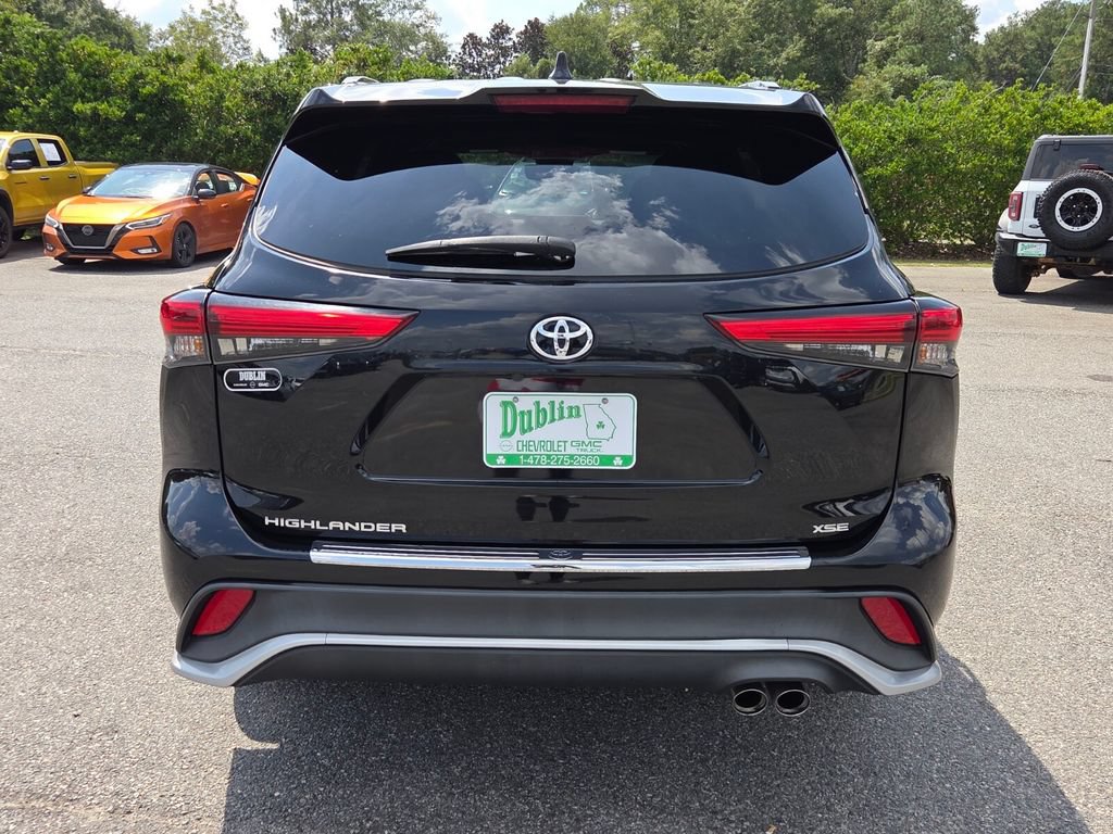Used 2022 Toyota Highlander XSE FWD image 10