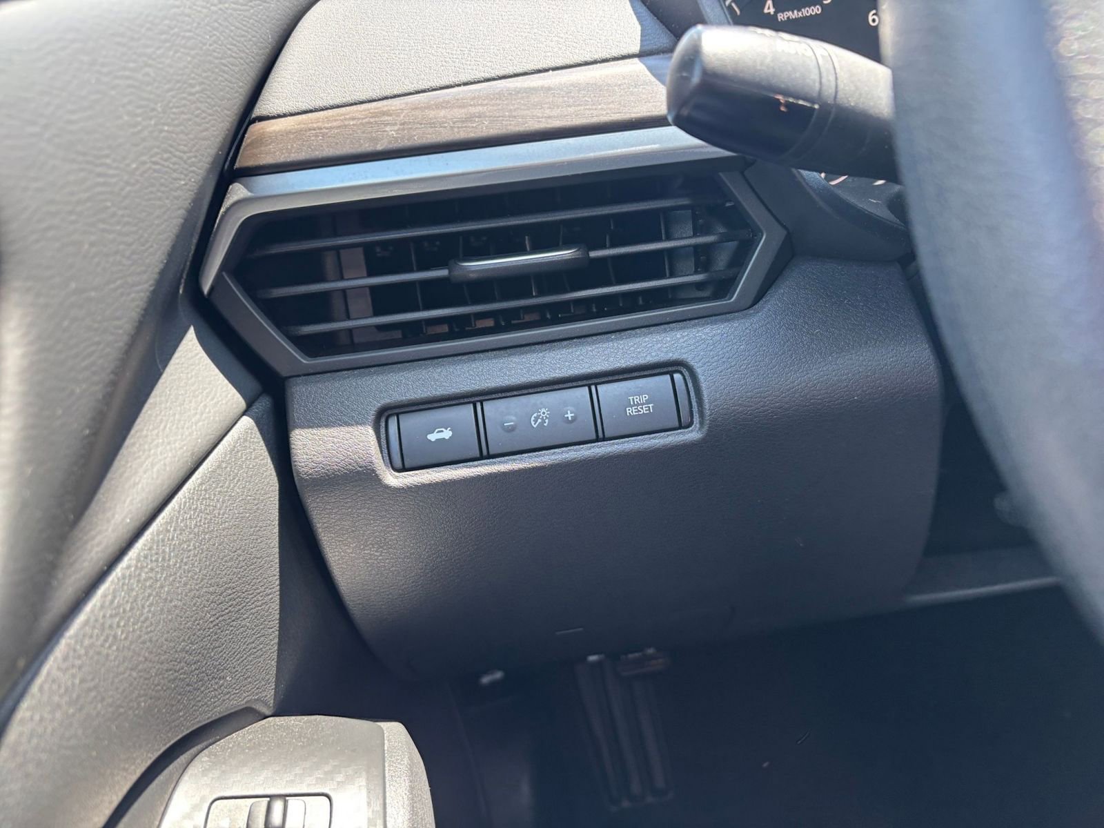 Used 2025 Nissan Altima 2.5 SV FWD image 34