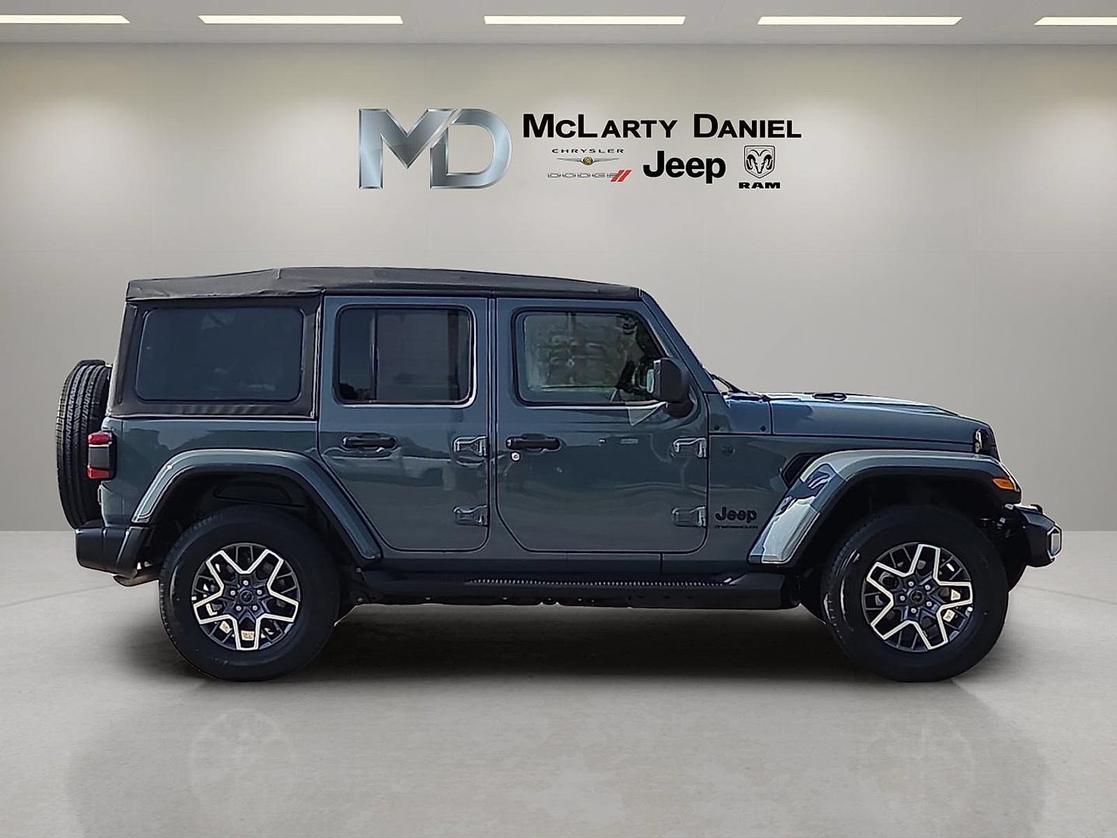 Used 2026 Jeep Wrangler Unlimited Sahara AWD/4WD image 6