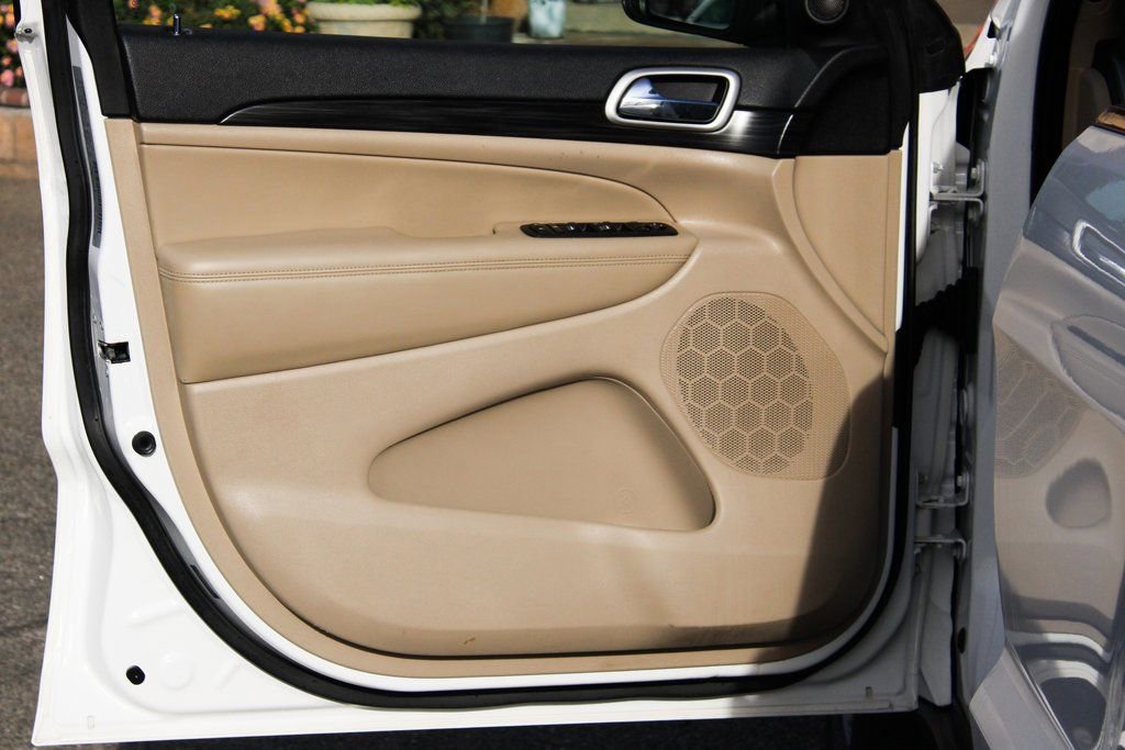 Used 2020 Jeep Grand Cherokee Laredo image 13