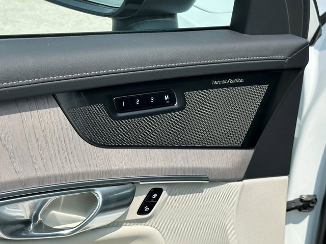 New 2026 Volvo XC90 B6 Ultra image 17