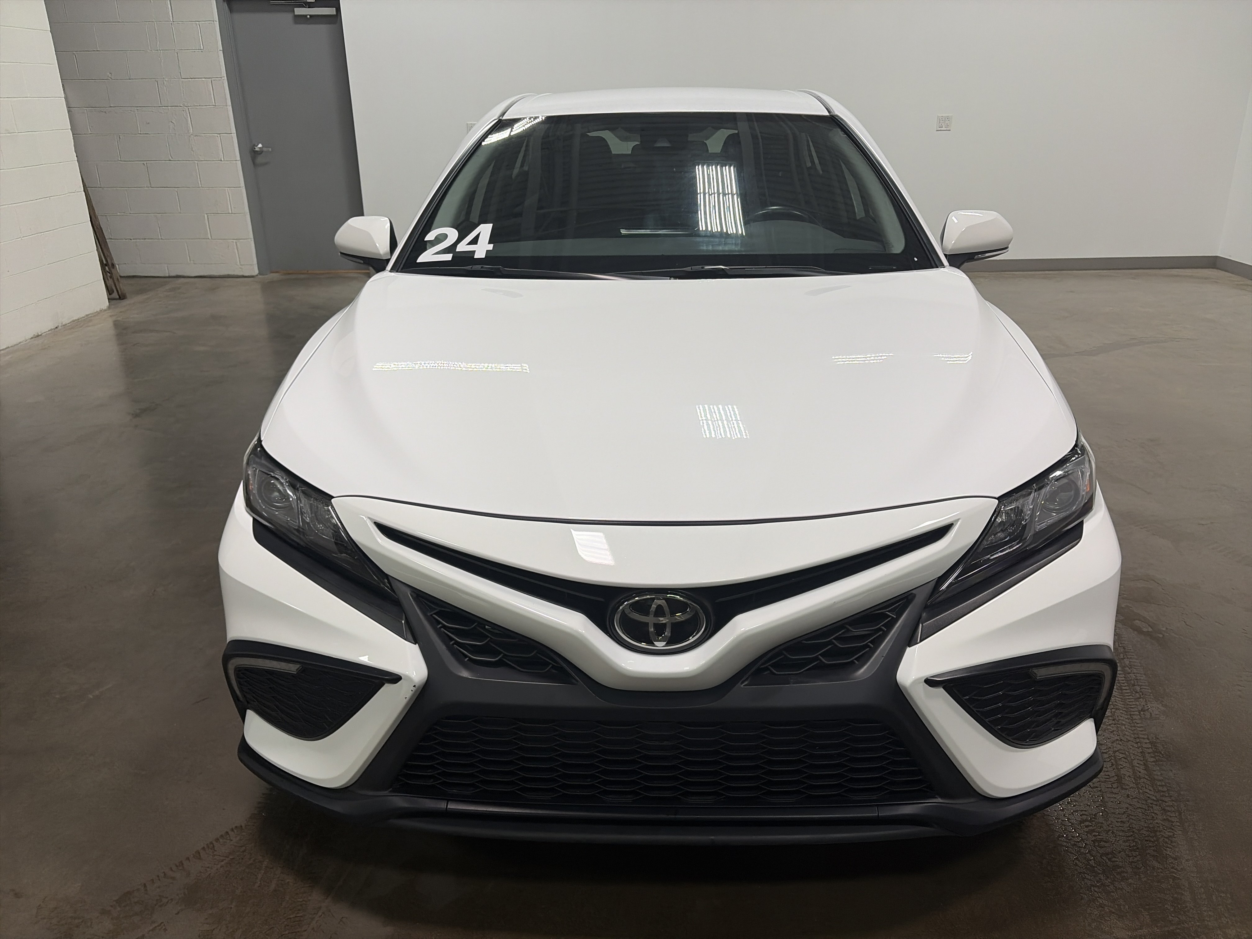 Used 2024 Toyota Camry SE w/ Convenience Package FWD image 7