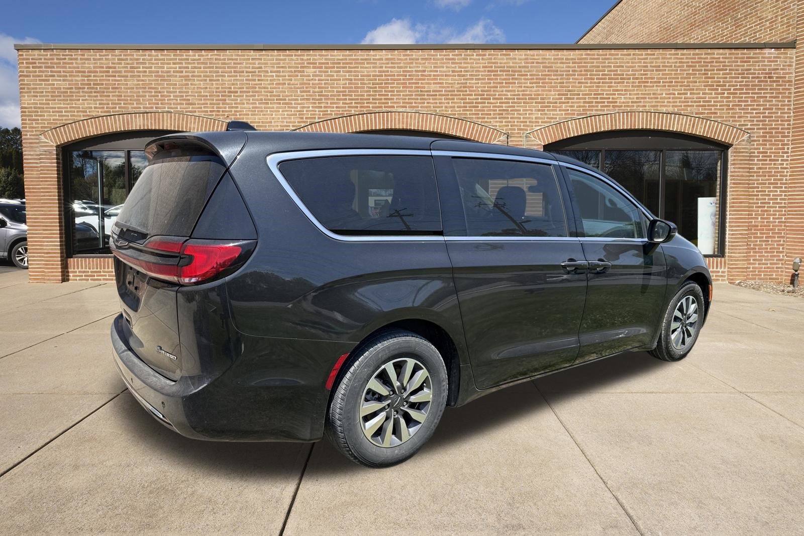 Used 2023 Chrysler Pacifica Touring-L FWD image 3