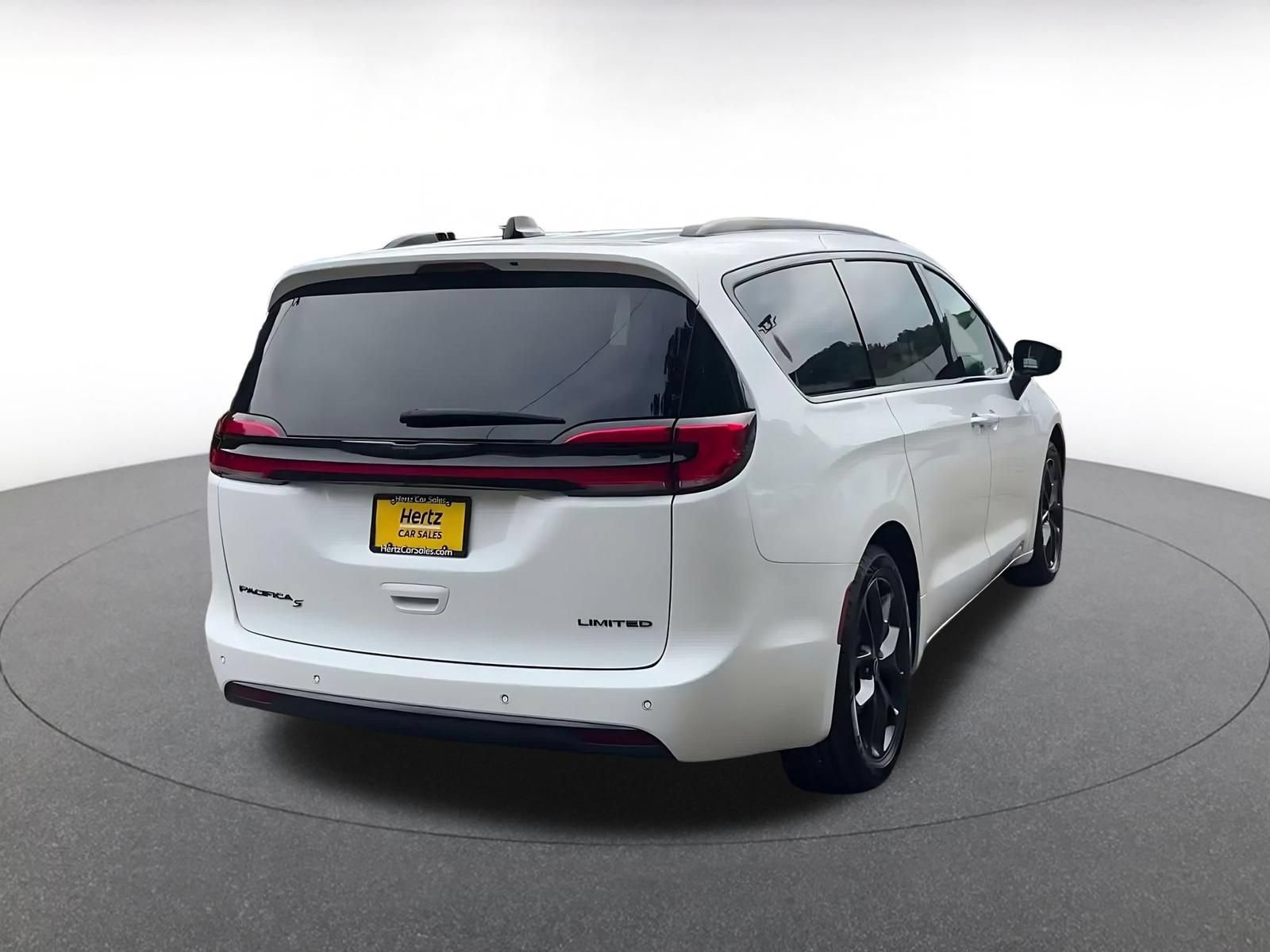 Used 2025 Chrysler Pacifica Limited FWD image 14