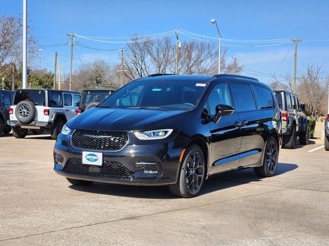 New 2026 Chrysler Pacifica Limited w/ S Appearance Package FWD image 2
