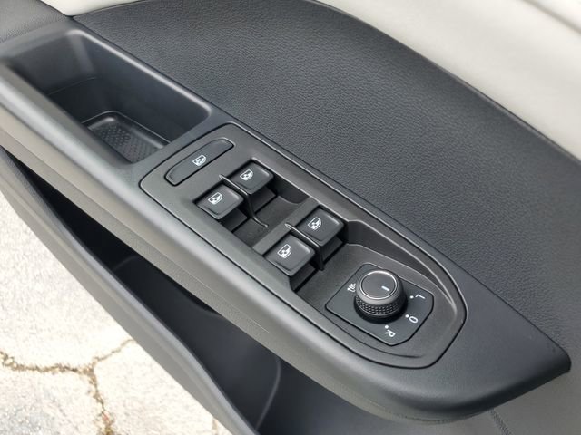 Certified 2025 Volkswagen Taos SE w/ Panoramic Sunroof Package image 31