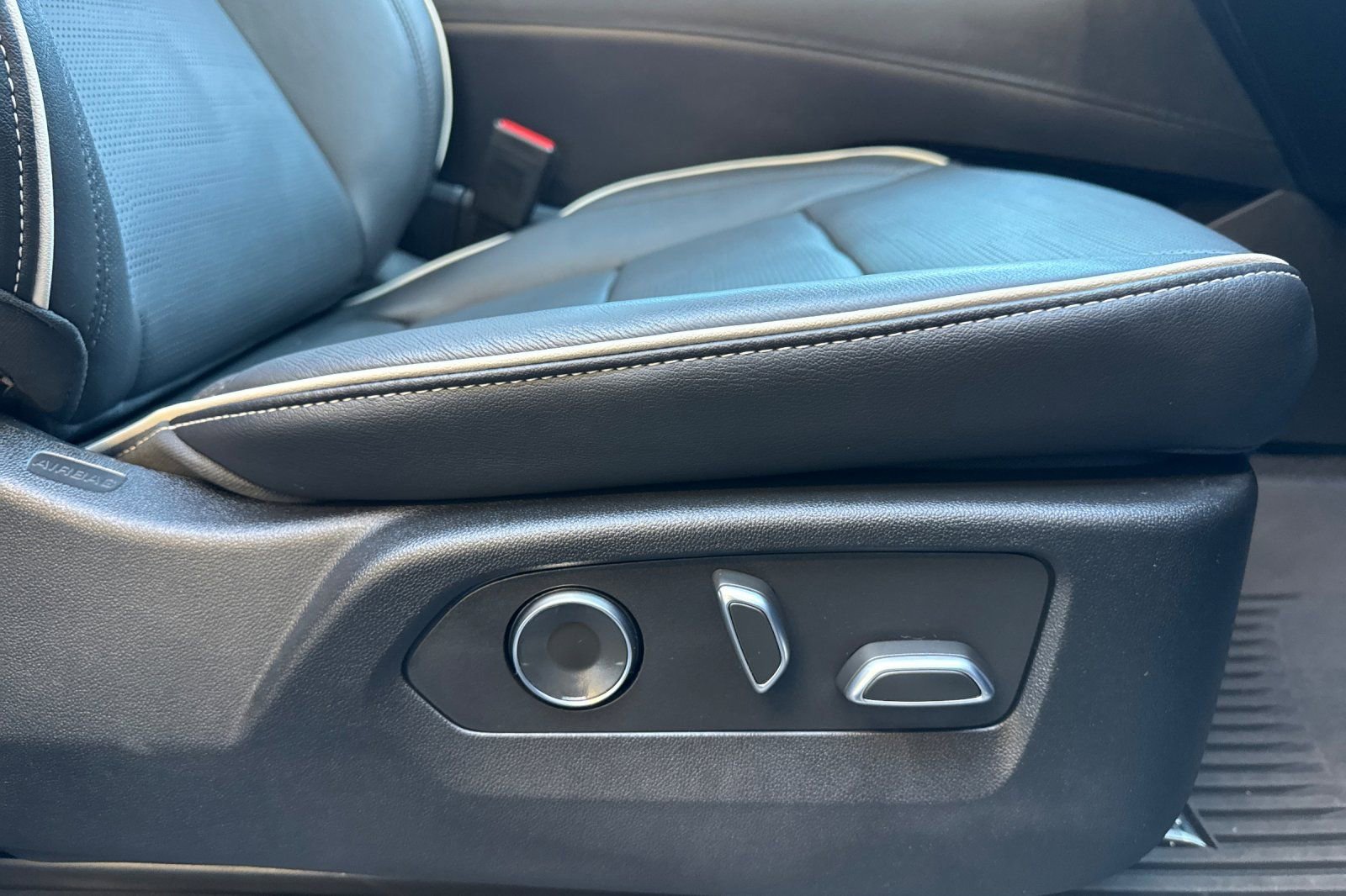 Used 2023 Cadillac Escalade Premium Luxury image 21