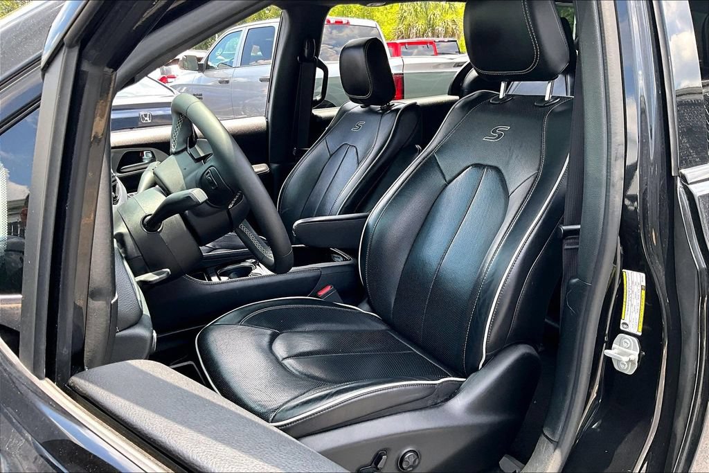 Used 2024 Chrysler Pacifica Premium FWD image 21