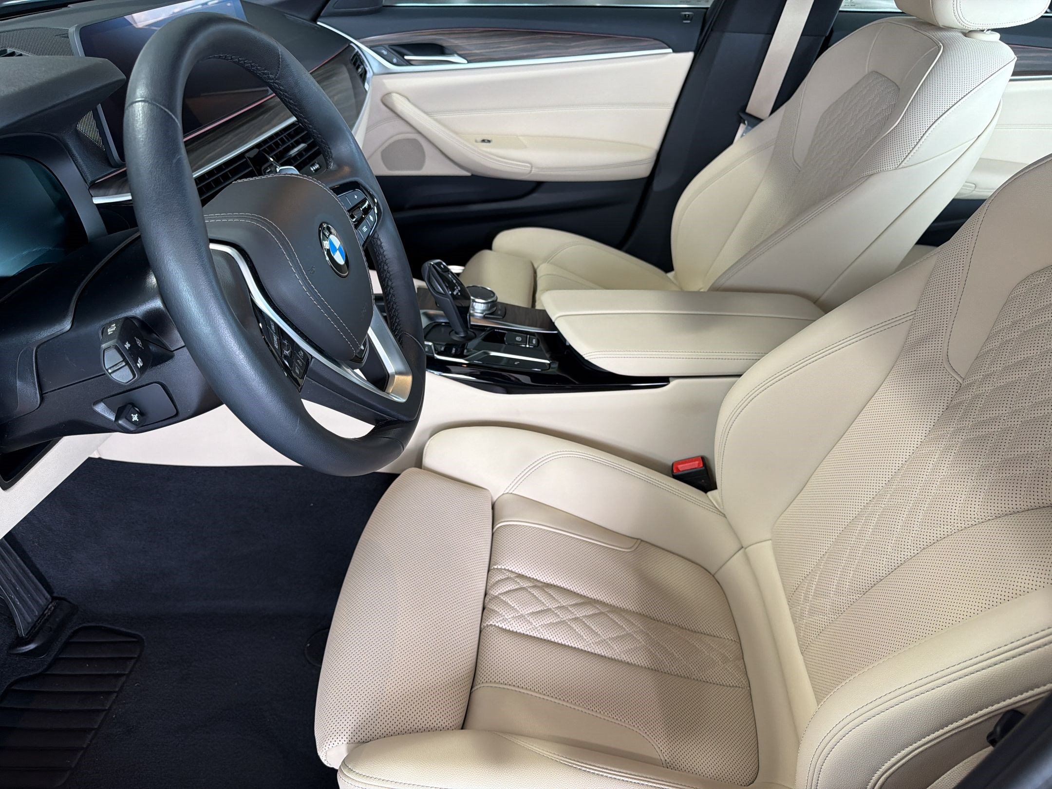 Used 2023 BMW 530i w/ Convenience Package RWD image 3