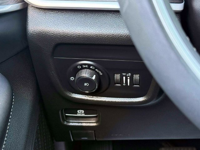 Used 2023 Jeep Grand Cherokee L Limited AWD/4WD image 23