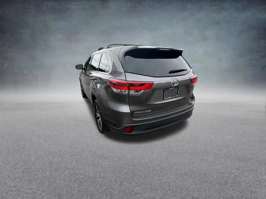 Used 2019 Toyota Highlander LE AWD/4WD image 3