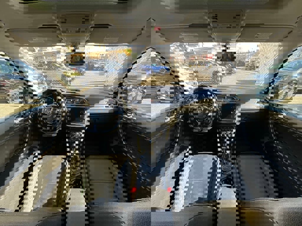 Used 2020 Volkswagen Tiguan SE w/ Panoramic Sunroof Package image 15