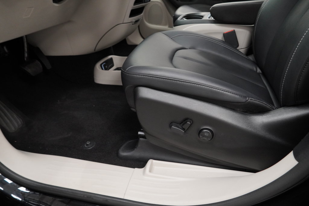 Certified 2024 Chrysler Pacifica Touring-L FWD image 44