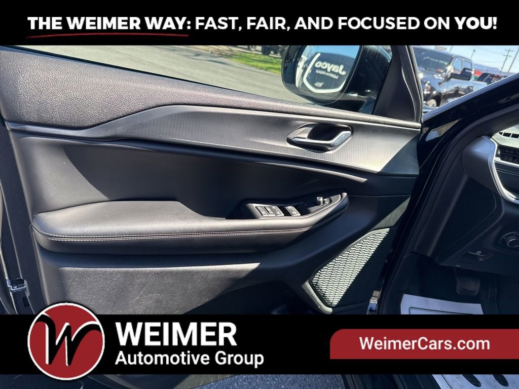 Used 2023 Jeep Grand Cherokee L Laredo AWD/4WD image 12