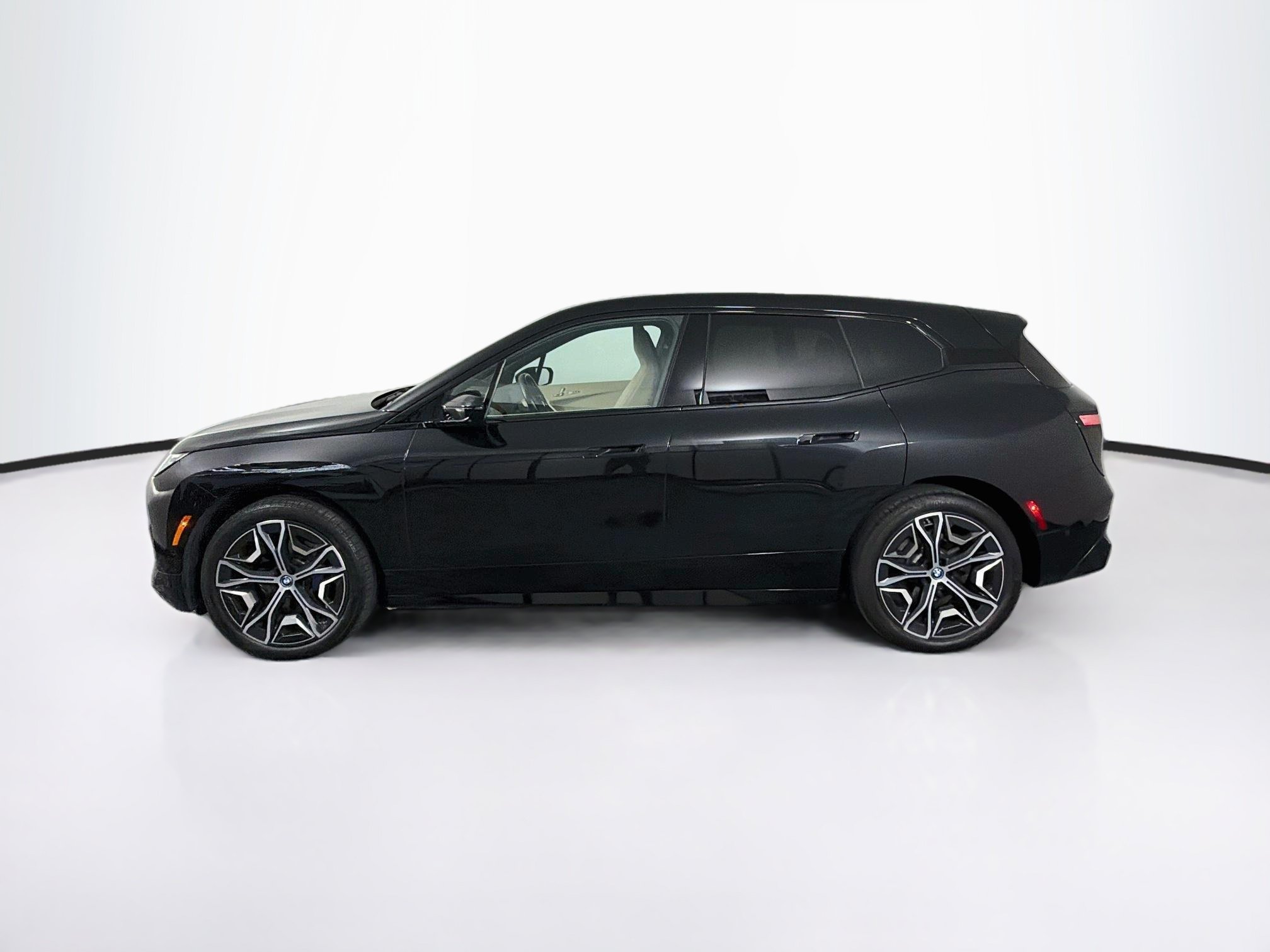 Used 2024 BMW iX xDrive50 w/ Premium Package AWD/4WD image 4