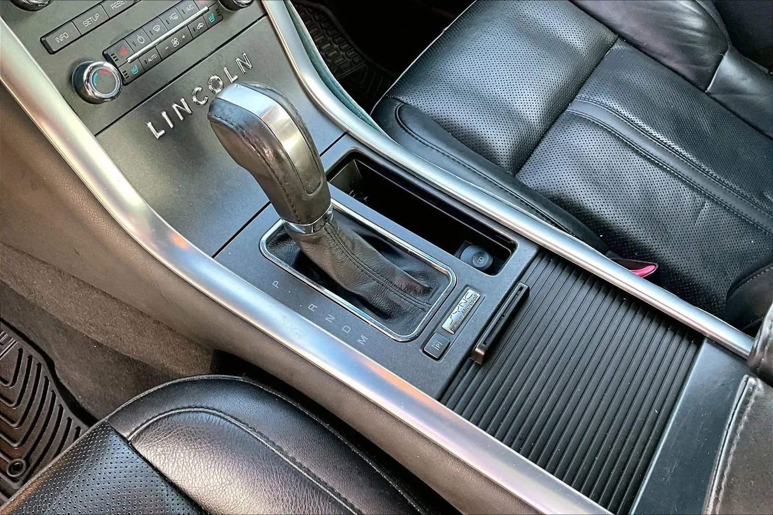 Used 2010 Lincoln MKS AWD image 9