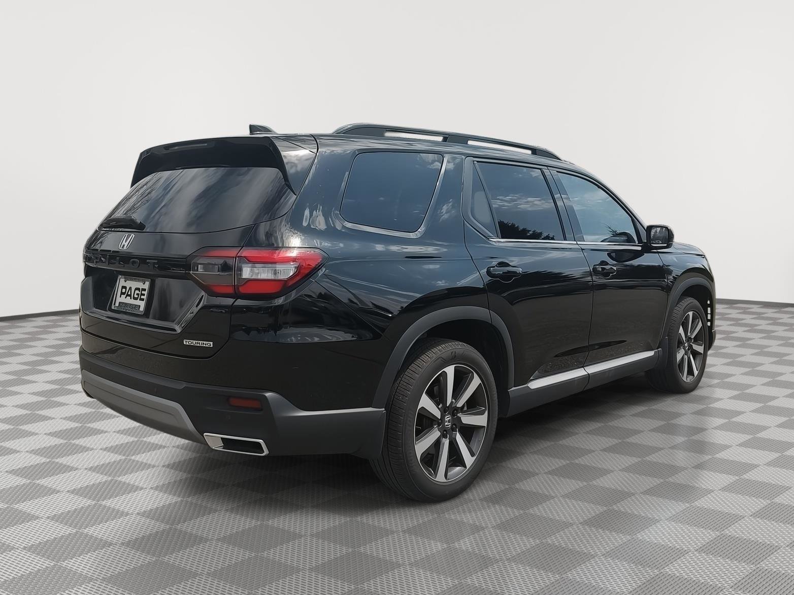 Used 2025 Honda Pilot Touring image 29