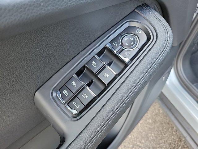 Used 2025 Porsche Macan image 25