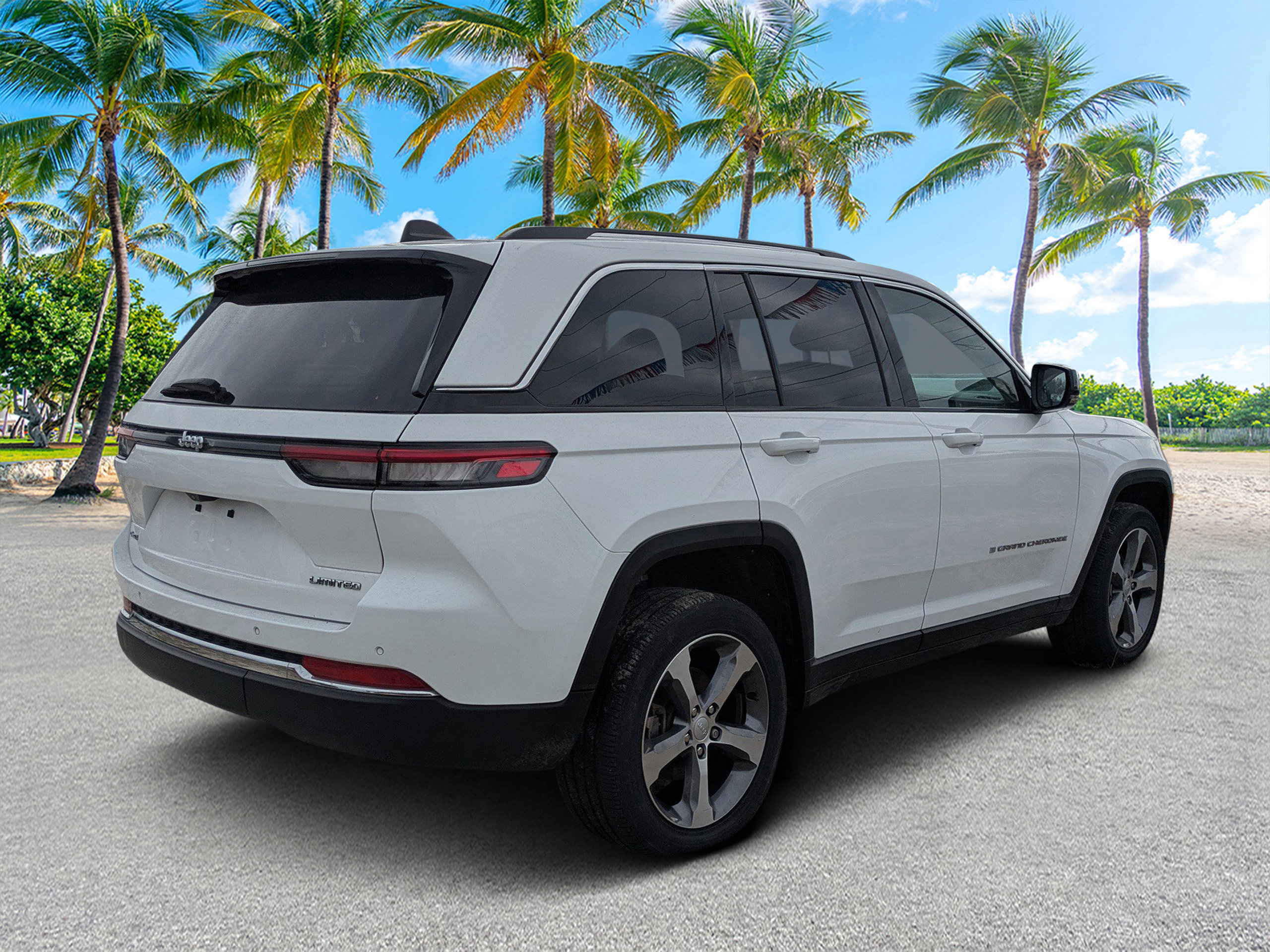 Used 2023 Jeep Grand Cherokee Limited AWD/4WD image 3