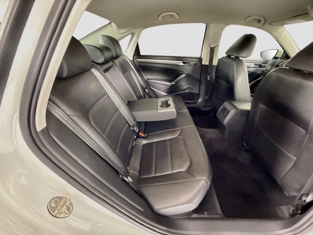 Used 2018 Volkswagen Passat 2.0T R-Line w/ R-Line Lighting Package FWD image 22