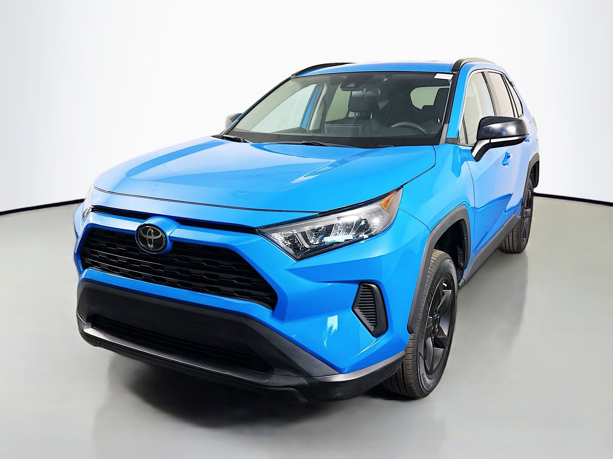 Used 2020 Toyota RAV4 LE image 4