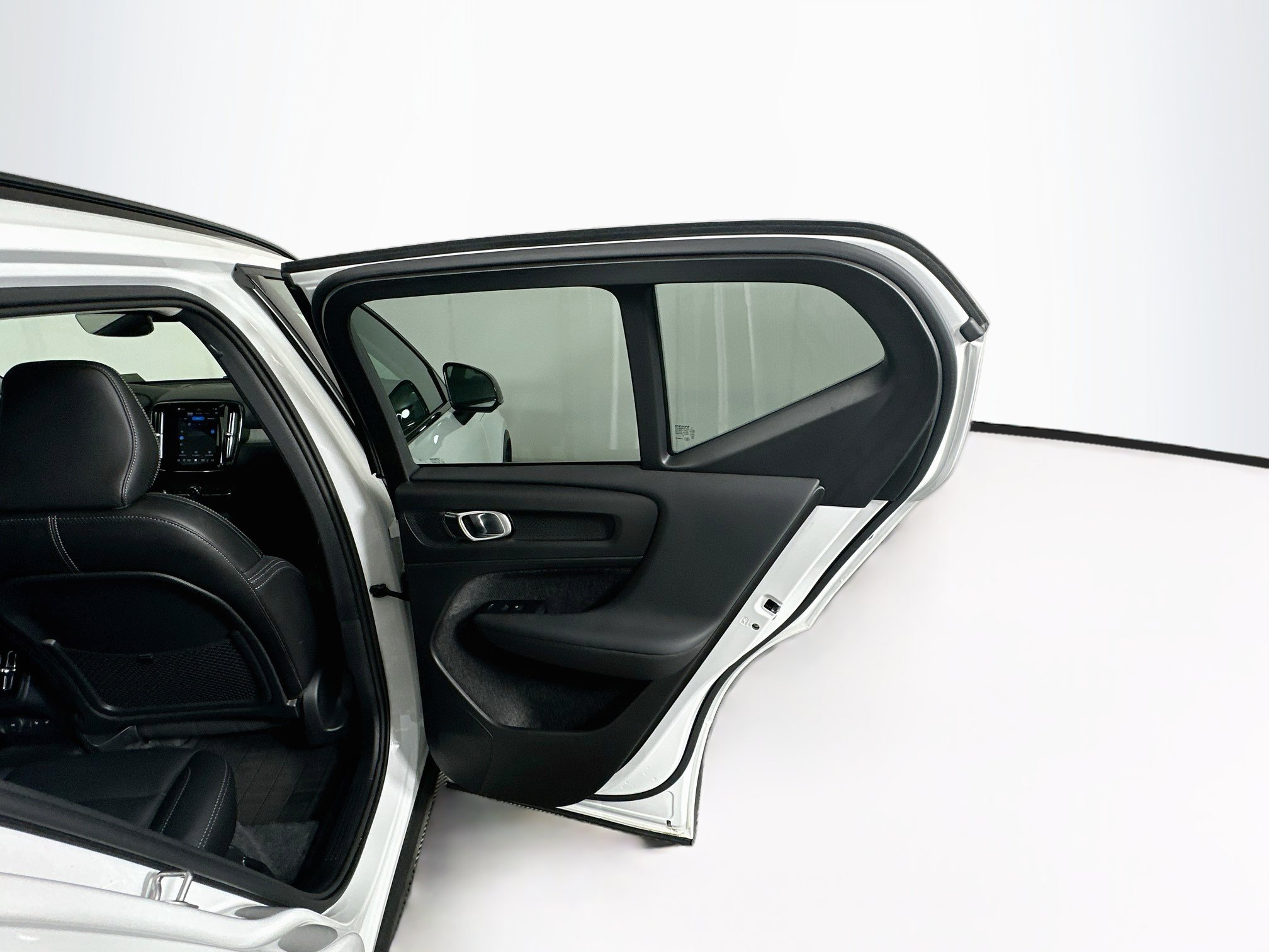 Used 2026 Volvo XC40 B5 Plus AWD/4WD image 31