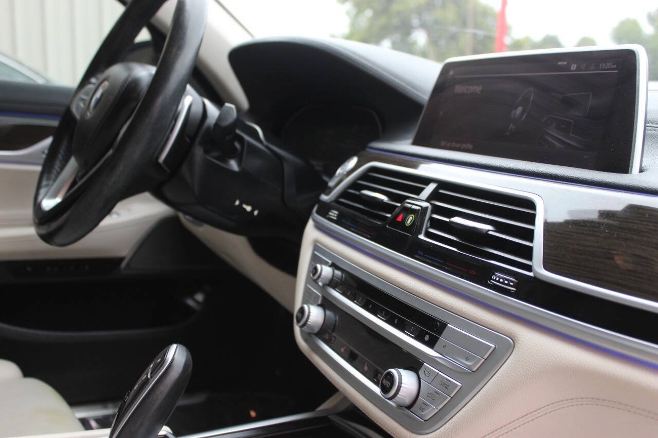Used 2022 BMW 740i xDrive AWD/4WD image 27