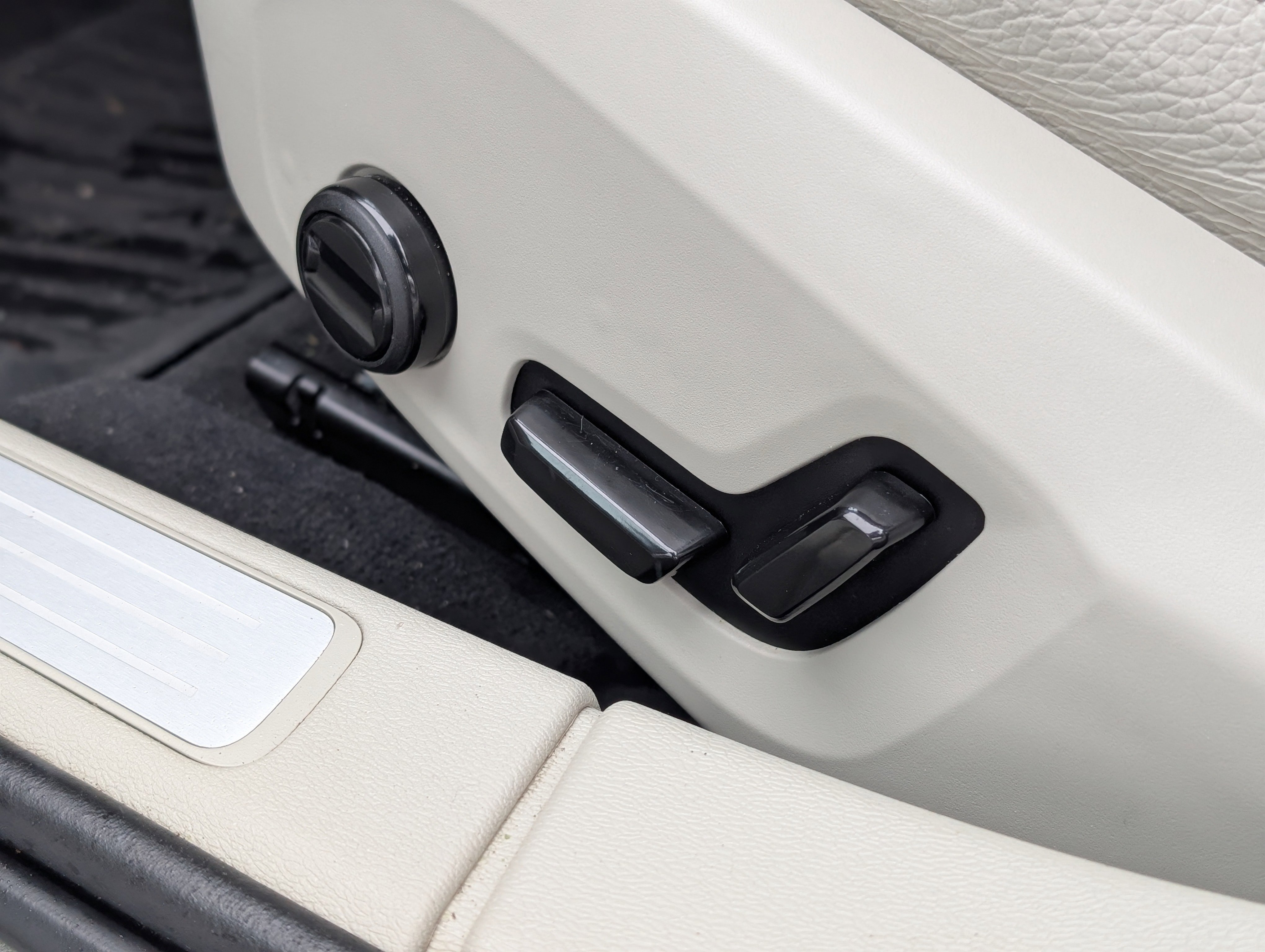 Used 2020 Volvo S60 T6 Momentum image 36