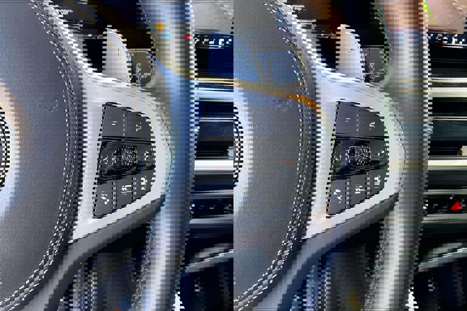 Used 2025 BMW X7 xDrive40i w/ M Sport Package image 25