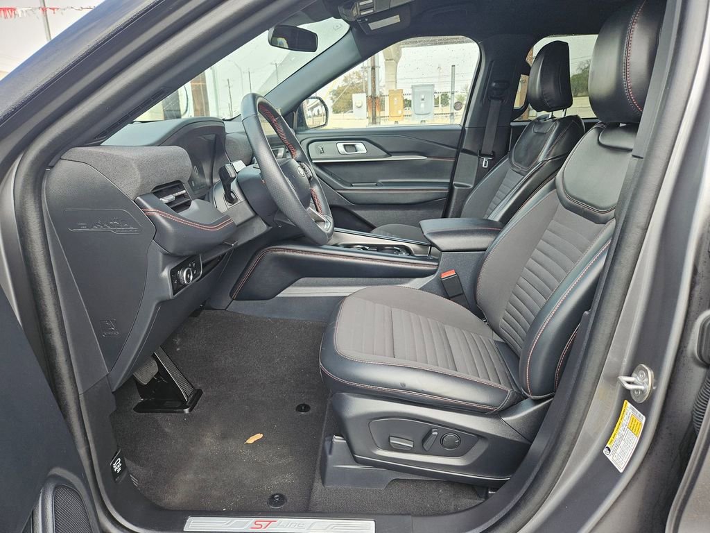 Used 2025 Ford Explorer ST-Line w/ ST-Line Street Pack image 11