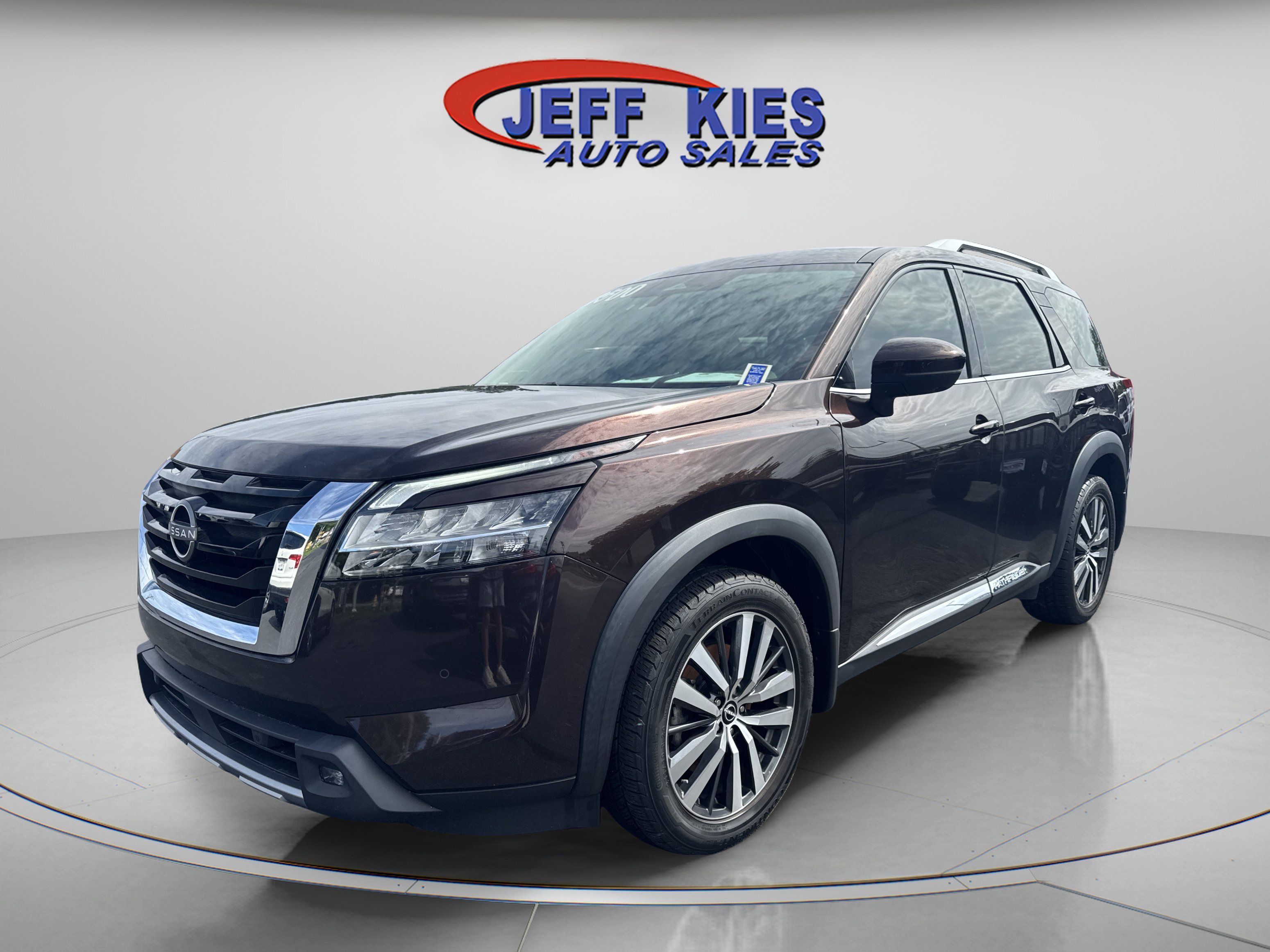 Used 2022 Nissan Pathfinder Platinum w/ Cargo Package AWD/4WD image 1