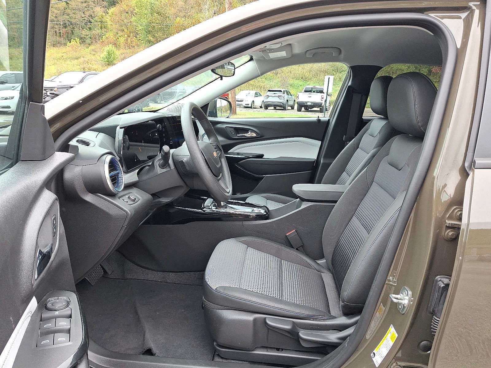 Used 2024 Chevrolet Trax LT FWD image 13
