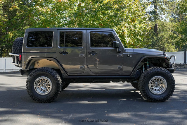 Used 2016 Jeep Wrangler Unlimited Rubicon w/ Connectivity Group image 9